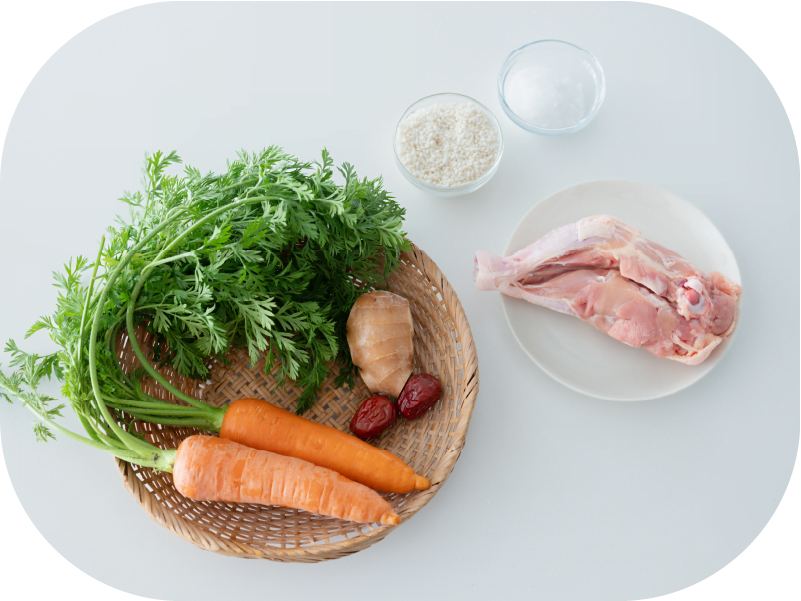 春にんじん（小）… 2本 骨つき鶏もも肉 … 1本 ※手羽元や手羽先でもOK しょうが（皮ごと薄切り） … 5枚 もち米 … ひとつかみ（50g） 粗塩 … 小さじ1/2強 なつめ … 2 個 にんじんの葉（あれば） … 少々